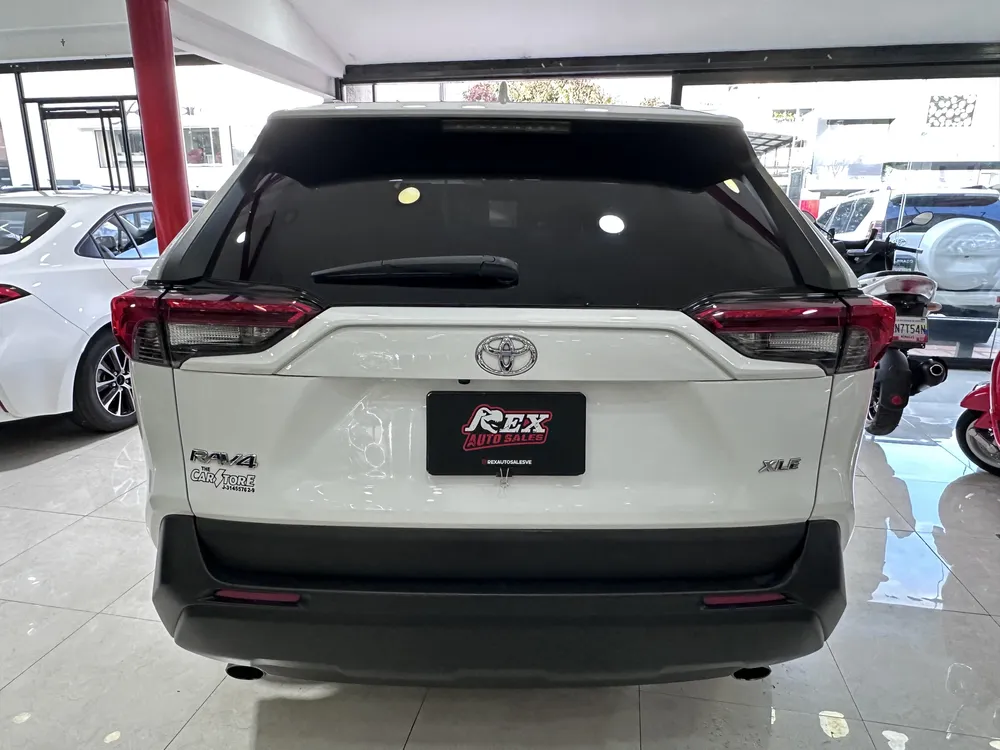 Toyota RAV4 XLE 2021 Blanco Caracas