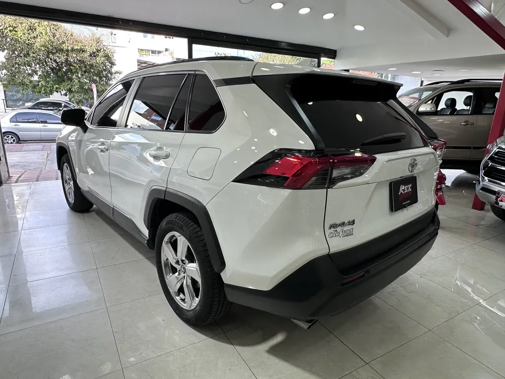 Toyota RAV4 XLE 2021 Blanco Caracas