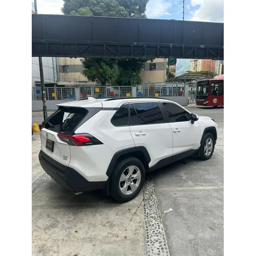 Toyota RAV4 XLE 2019 Blanco Caracas