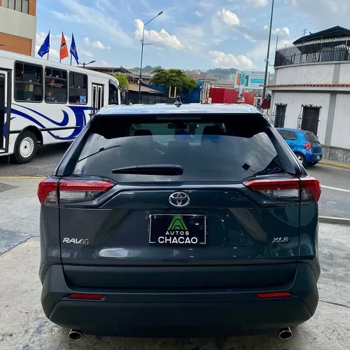 Toyota RAV4 XLE 2024 Gris Caracas