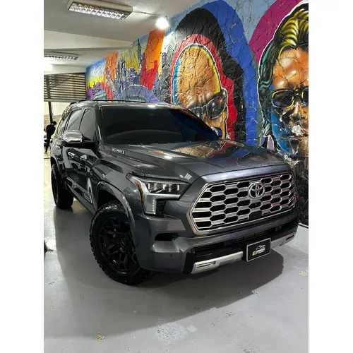 Toyota Sequoia Capstone 2024 Gris Caracas