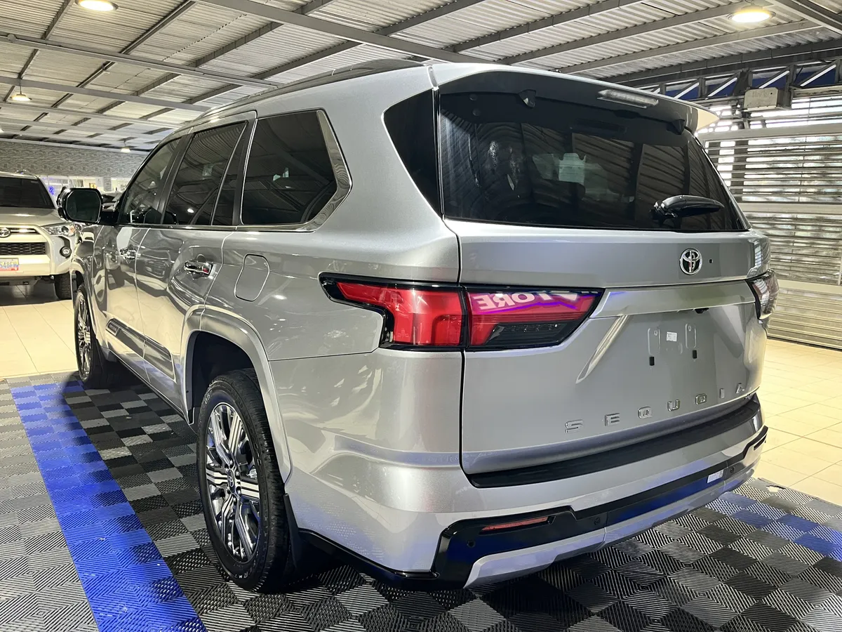 Toyota Sequoia Capstone i-force Max 2025 Plateado Caracas