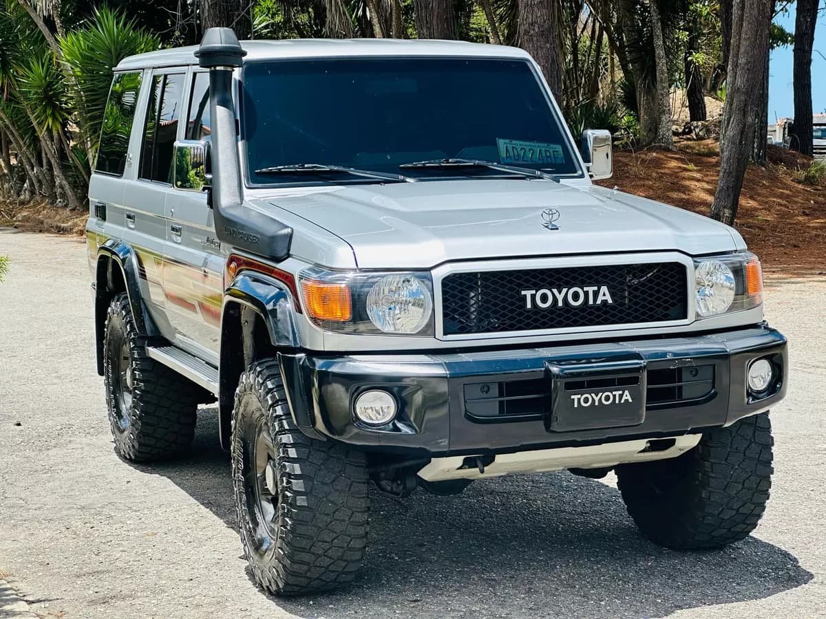 Toyota Land Cruiser 76 LX 2023 Gris Caracas