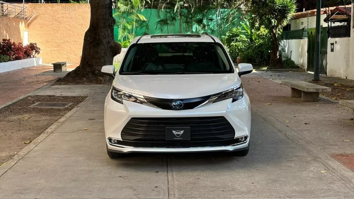 Toyota Sienna XSE Hybrid Modelo 2023 Blanco