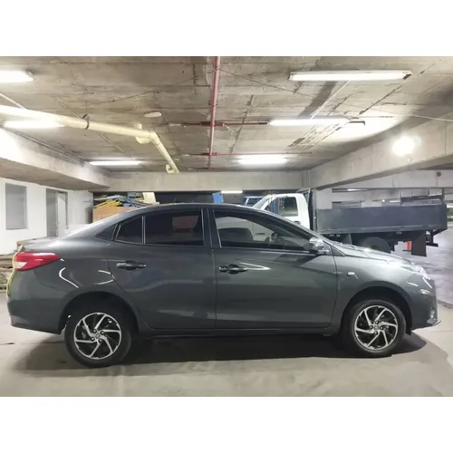 Toyota Yaris 2022 Gris Caracas