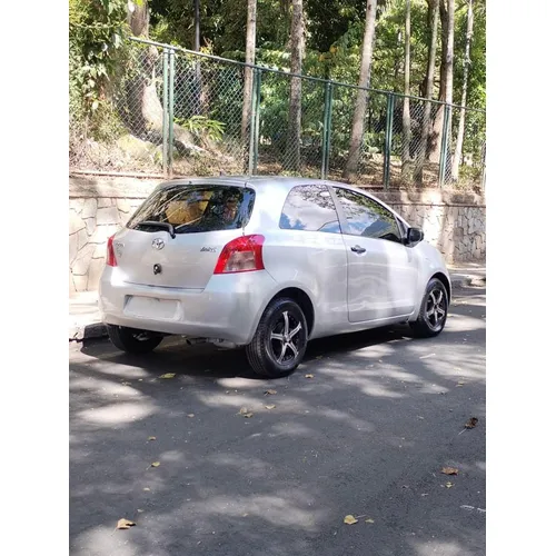 Toyota Yaris 2007 Plateado Caracas