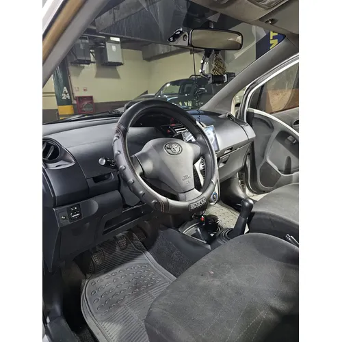 Toyota Yaris 2007 Plateado Caracas