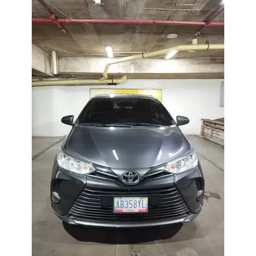 Toyota Yaris 2022 Gris Caracas