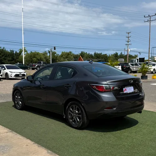 Toyota Yaris 2019 Gris Lechería