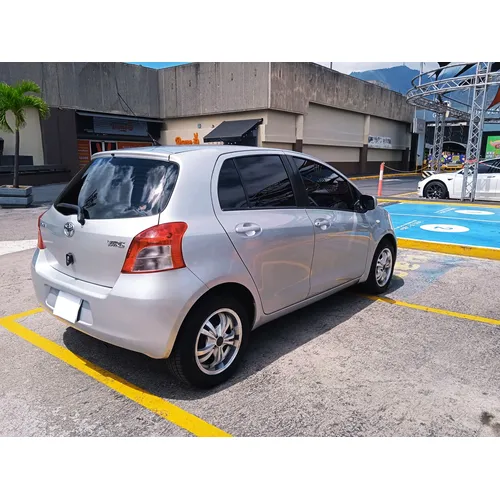 Toyota Yaris 2006 Plateado Caracas