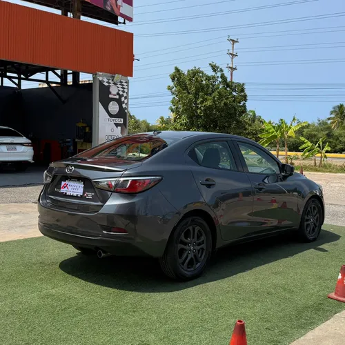 Toyota Yaris 2019 Gris Lechería
