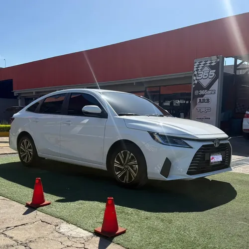 Toyota Yaris E 2024 Blanco Lechería