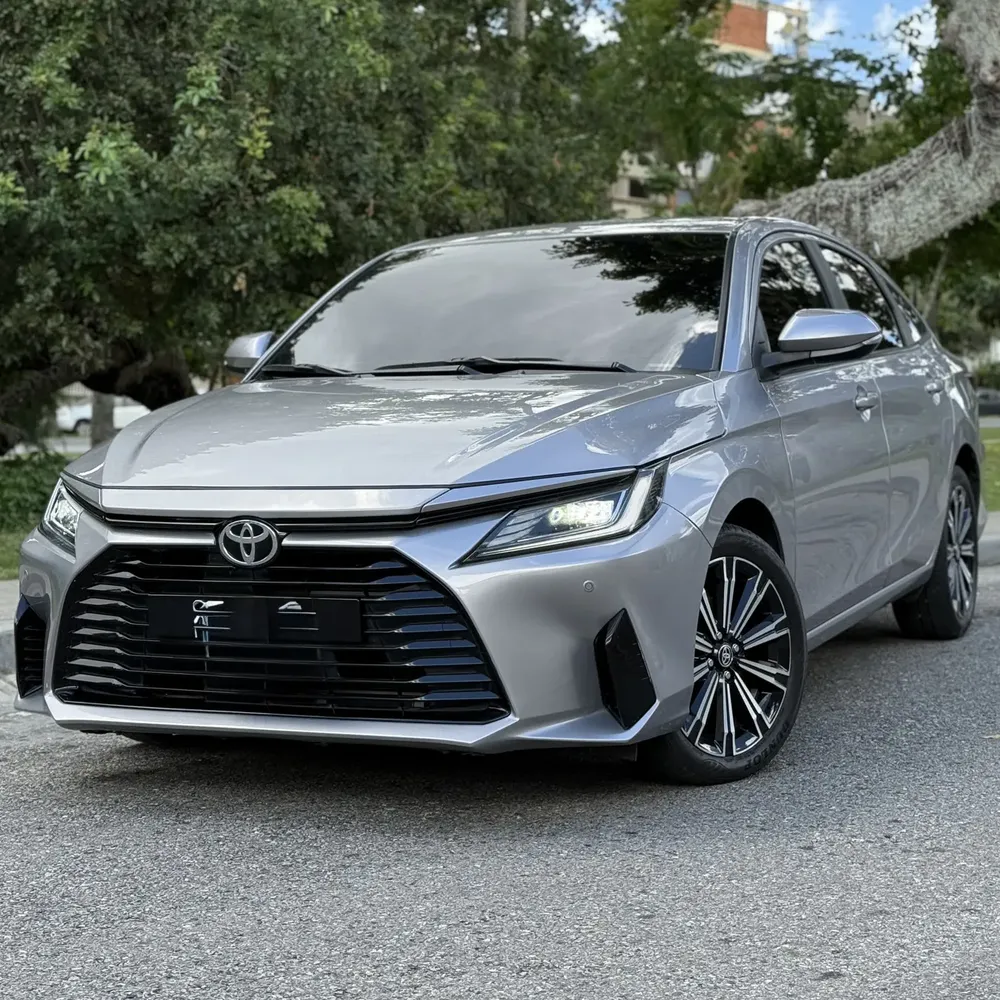 Toyota Yaris E 2023 Gris Caracas