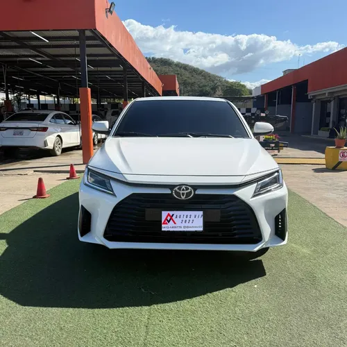 Toyota Yaris E 2024 Blanco Lechería
