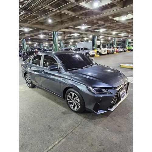 Toyota Yaris E 2023 Gris Caracas