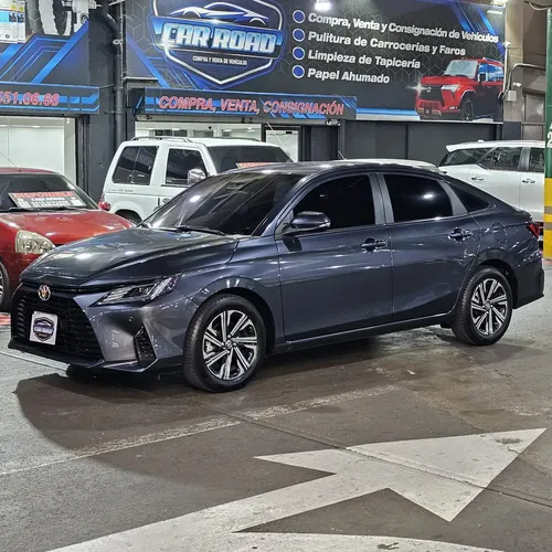 Toyota Yaris E 2023 Gris Caracas