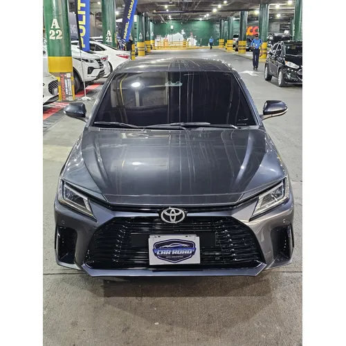 Toyota Yaris E 2023 Gris Caracas