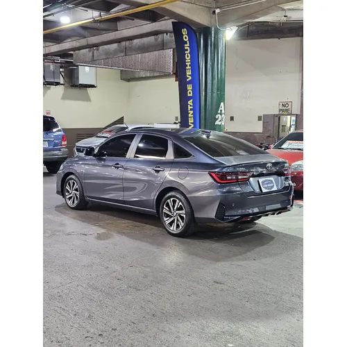 Toyota Yaris E 2023 Gris Caracas