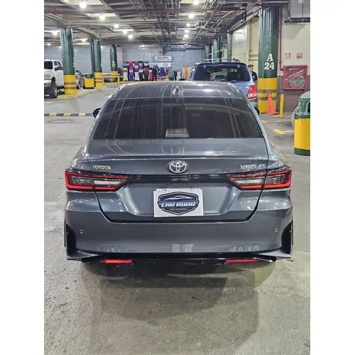 Toyota Yaris E 2023 Gris Caracas