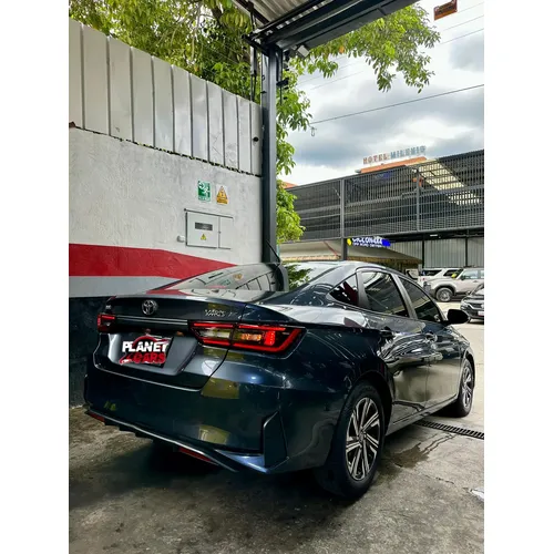 Toyota Yaris E 2024 Gris Caracas