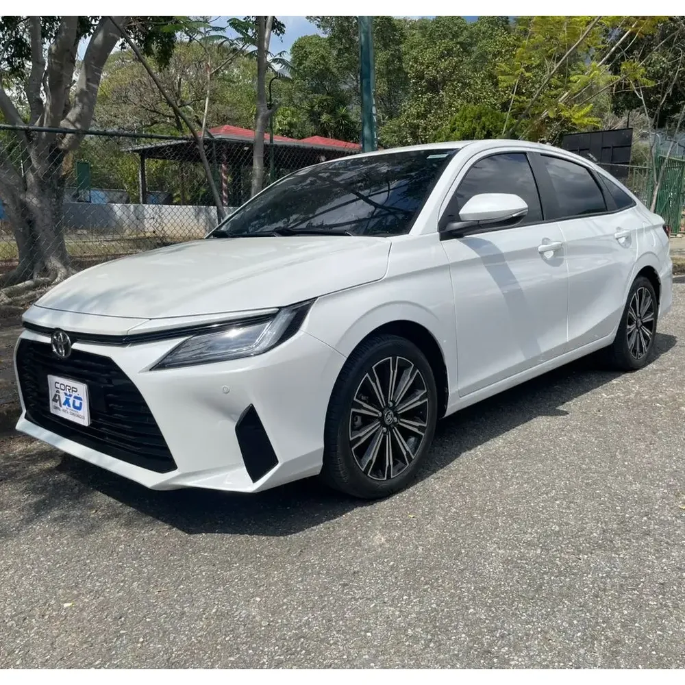 Toyota Yaris E 2024 Gris Caracas