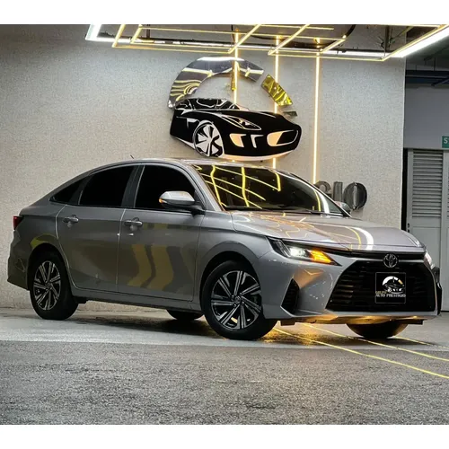 Toyota Yaris E 2024 Plateado Caracas