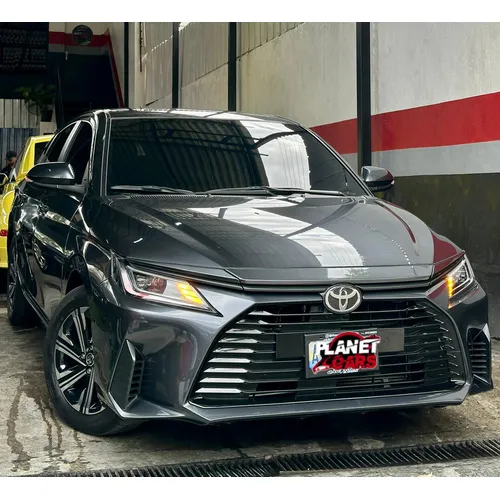 Toyota Yaris E 2024 Gris Caracas