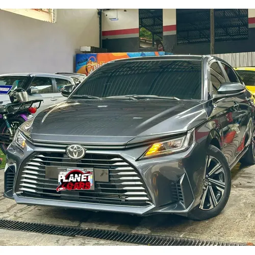 Toyota Yaris E 2024 Gris Caracas