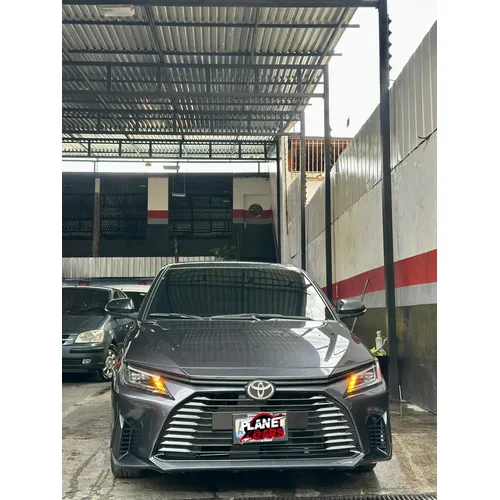 Toyota Yaris E 2024 Gris Caracas