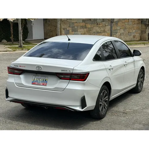 Toyota Yaris E 2024 Blanco Caracas