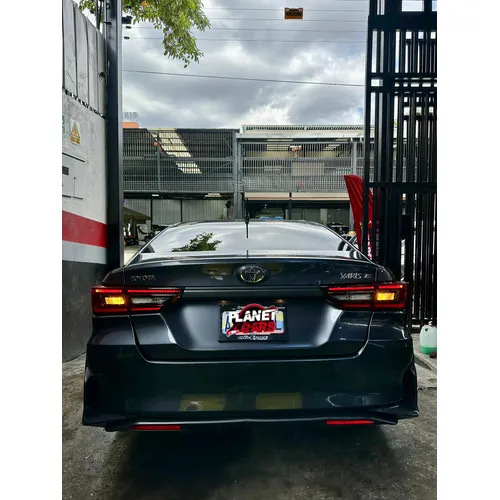 Toyota Yaris E 2024 Gris Caracas