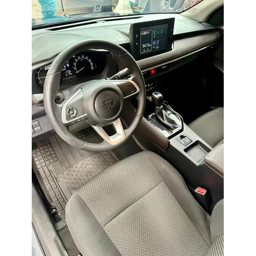 Toyota Yaris E 2024 Gris Caracas