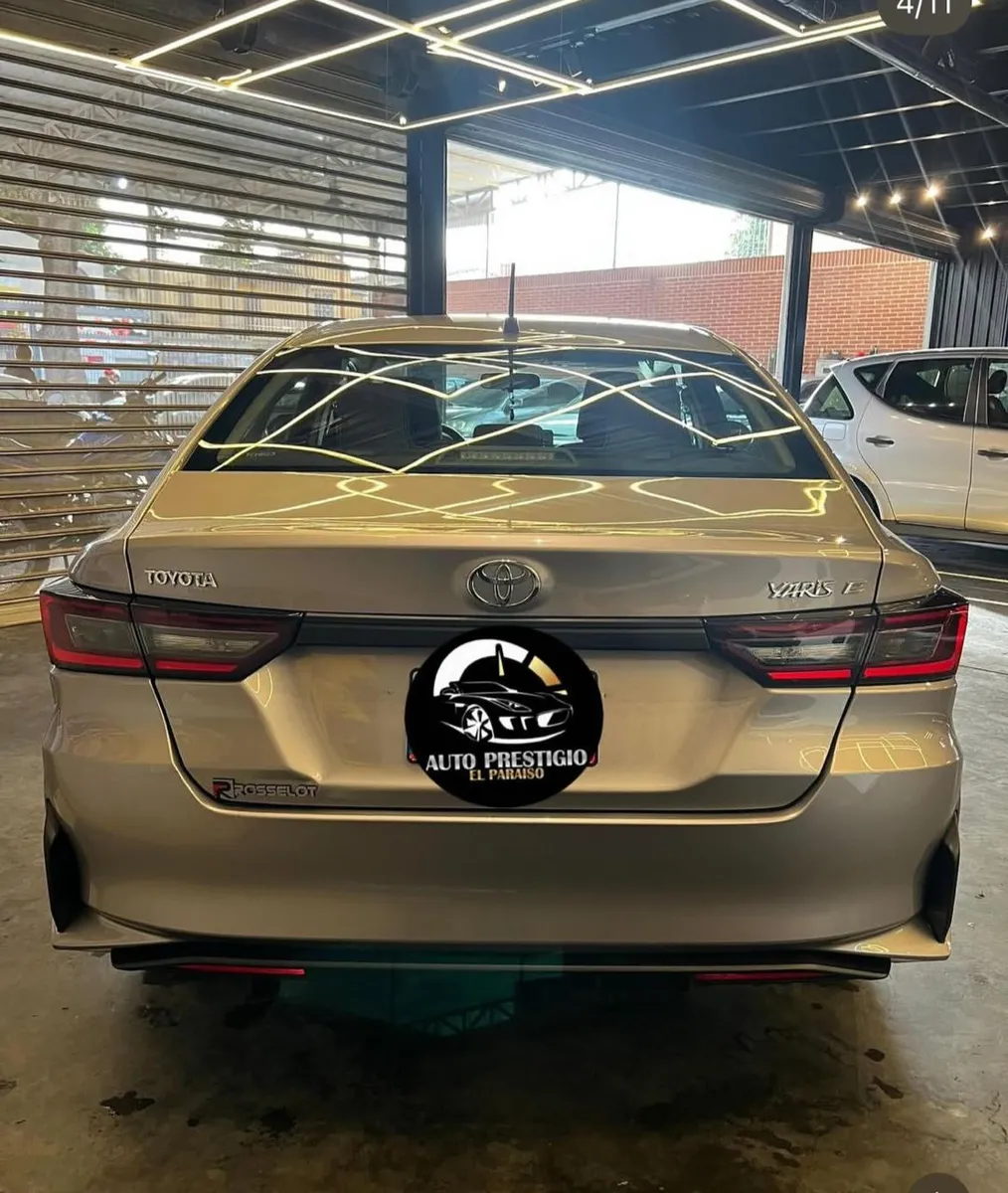 Toyota Yaris E 2024 Beige Caracas