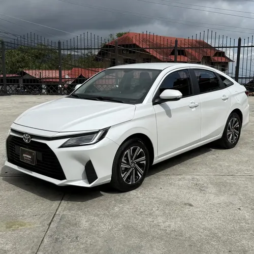 Toyota Yaris E 2025 Blanco
