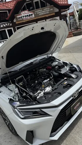 Toyota Yaris E 2025 Blanco