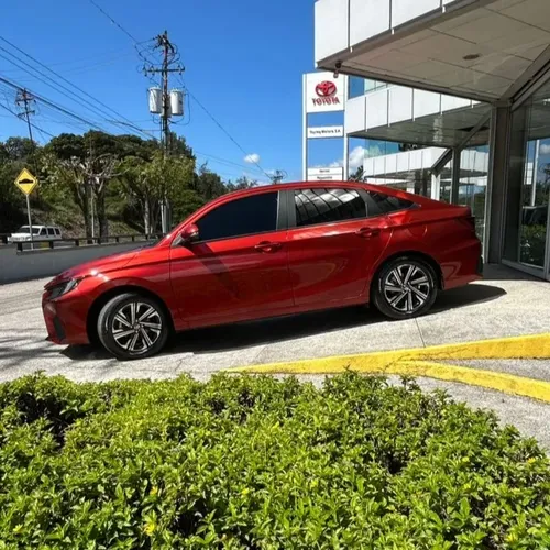 Toyota Yaris E 2025 Rojo Los Teques