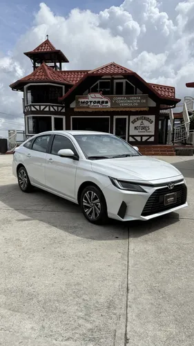 Toyota Yaris E 2025 Blanco