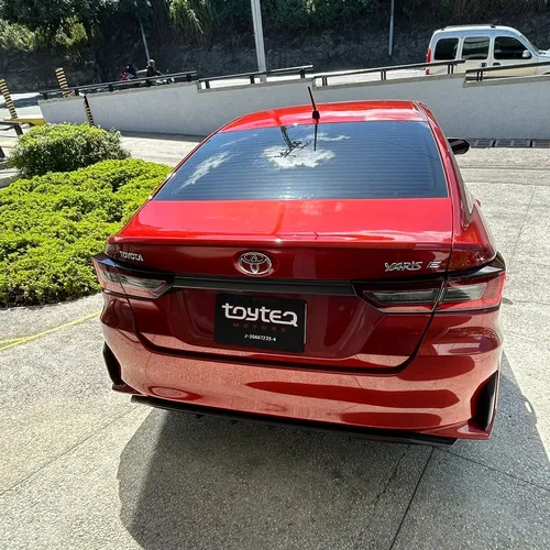 Toyota Yaris E 2025 Rojo Los Teques