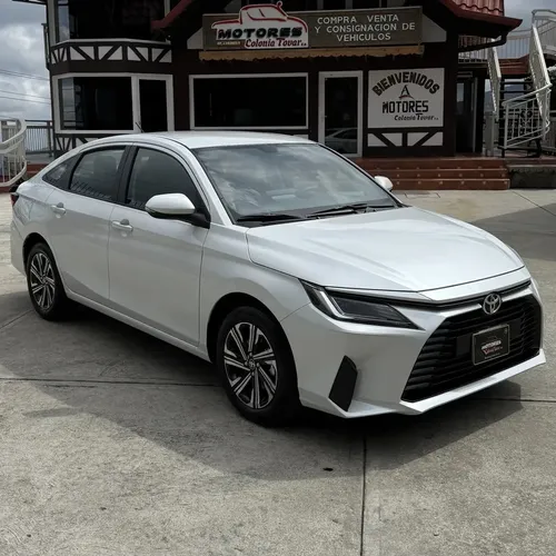 Toyota Yaris E 2025 Blanco