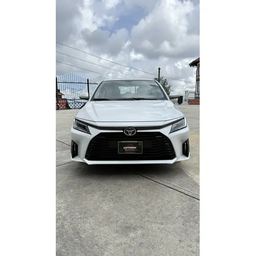 Toyota Yaris E 2025 Blanco