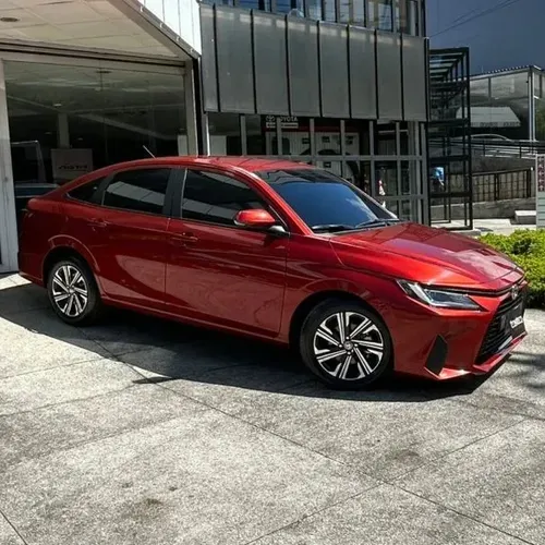 Toyota Yaris E 2025 Rojo Los Teques