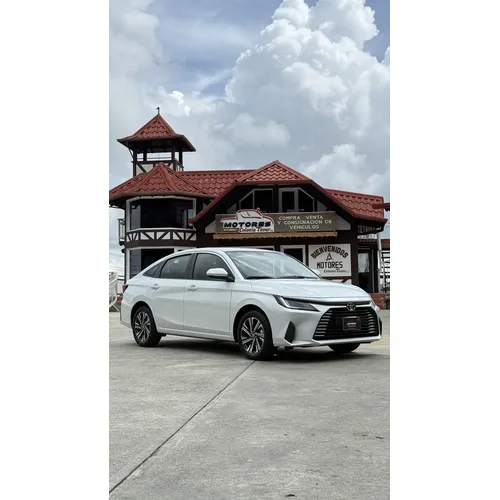 Toyota Yaris E 2025 Blanco