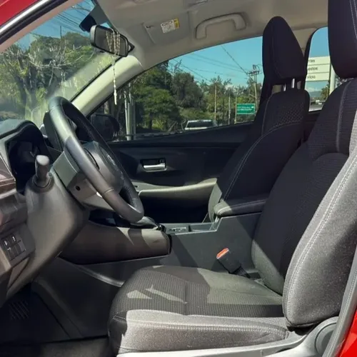 Toyota Yaris E 2025 Rojo Los Teques