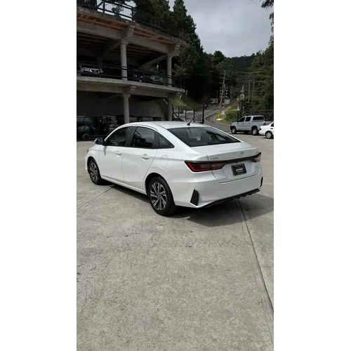 Toyota Yaris E 2025 Blanco