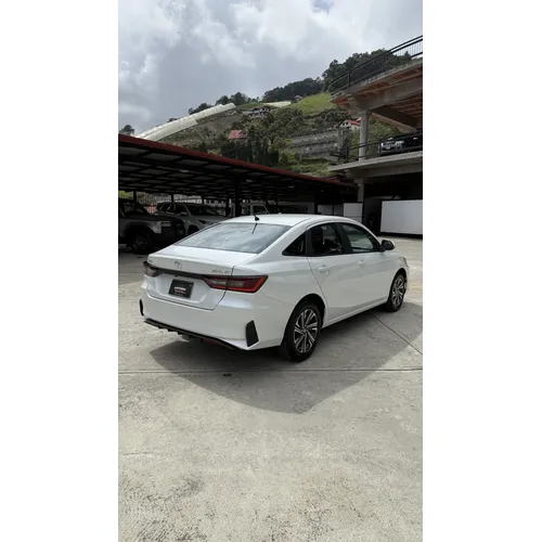 Toyota Yaris E 2025 Blanco