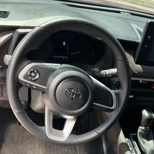 Toyota Yaris E 2025 Rojo Los Teques
