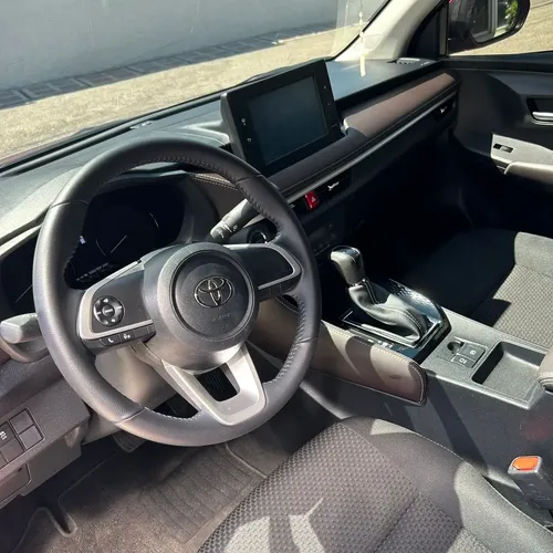 Toyota Yaris E 2025 Rojo Los Teques