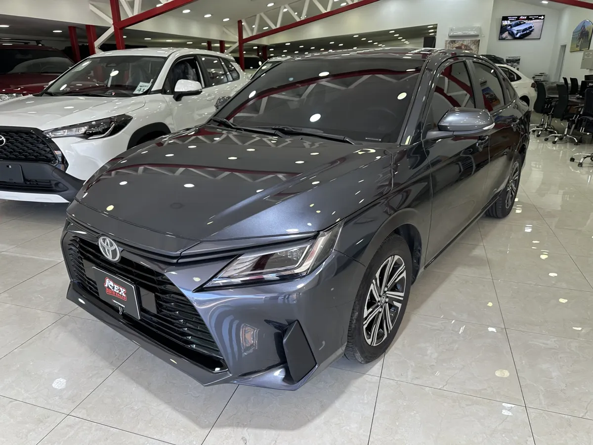 Toyota Yaris 2025 Gris Caracas