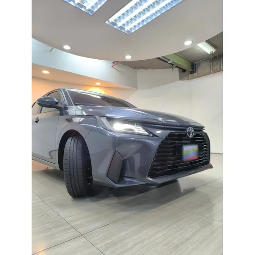 Toyota Yaris E 2026 Gris Caracas
