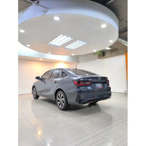 Toyota Yaris E 2026 Gris Caracas
